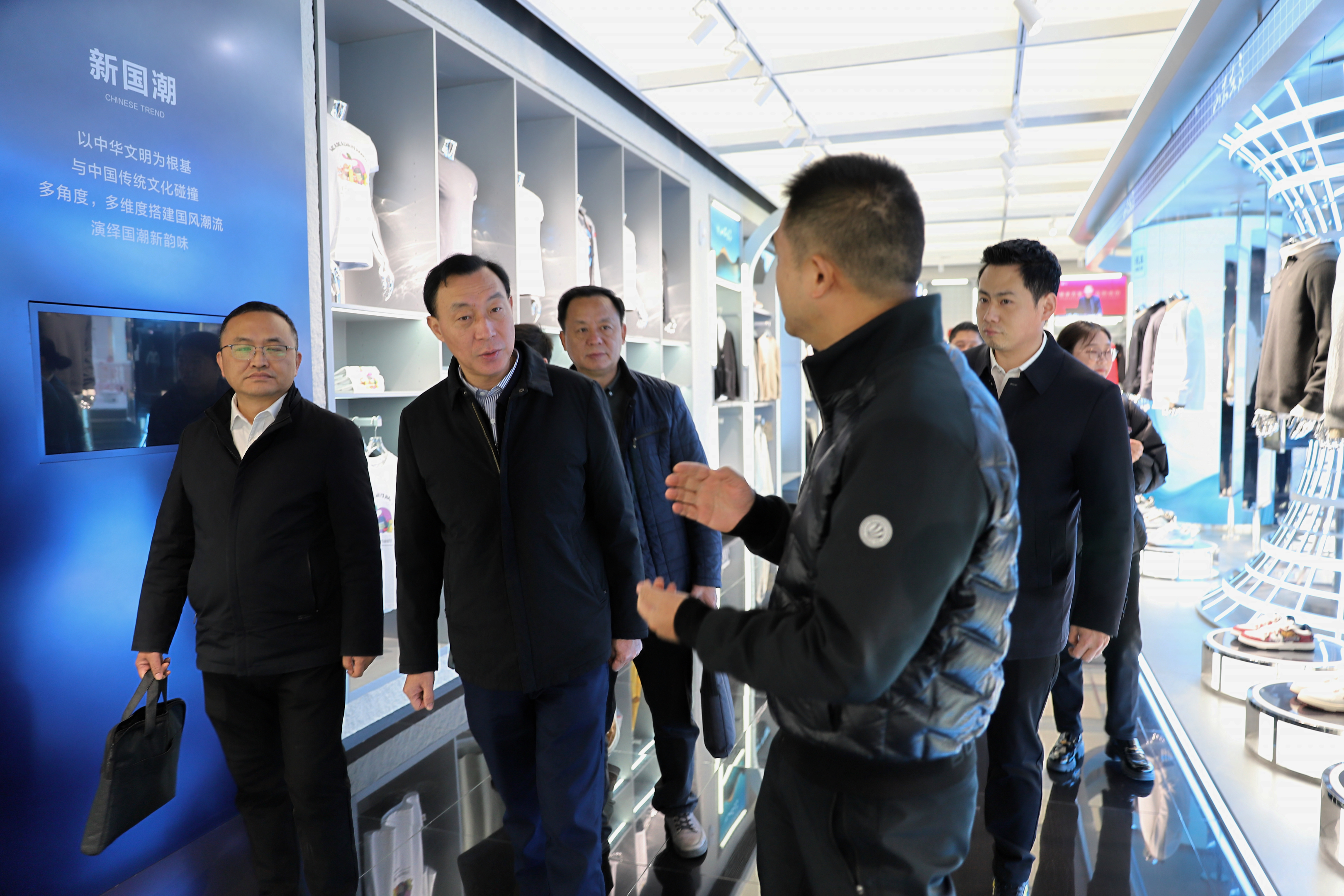 党建引领,深化产教融合、校企合作 ——党委书记林刚带队调研纺织服装行业领军企业