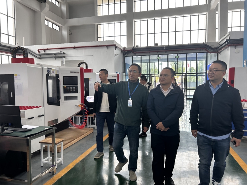 参观睢宁中专实训场所