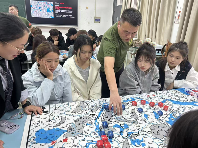 以沉浸式兵棋推演赋能国防教育——我校首届军事指挥体验课成功举办