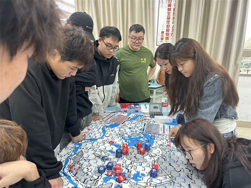 以沉浸式兵棋推演赋能国防教育——我校首届军事指挥体验课成功举办
