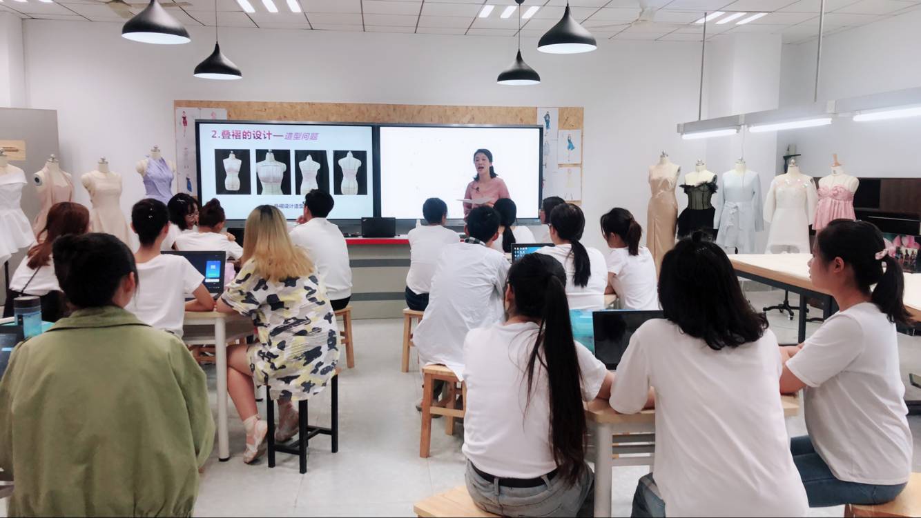 优秀教师 | 服装学院 李蔚:扎根专业建设 做好职业教育的领路人