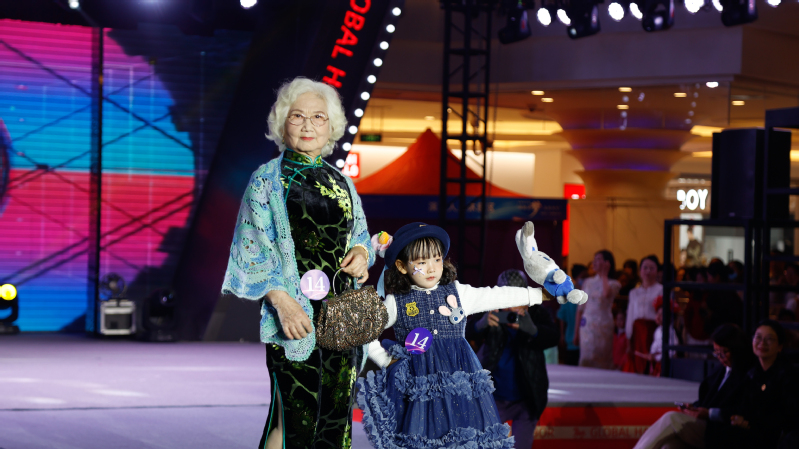 图15:“亲子组”模特走秀1