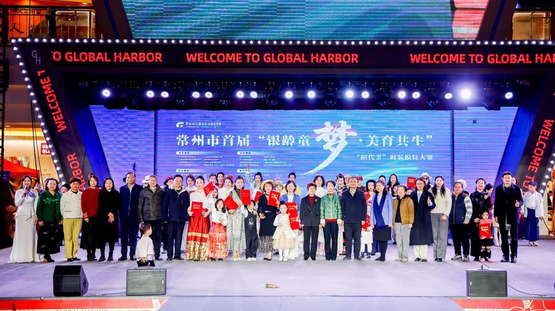 图21:颁奖并合影留念