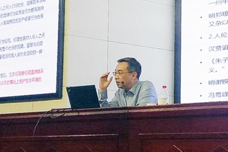 苏州大学艺术学院江牧教授来服装学院作学术报告 苏州大学艺术学院江牧教授来服装学院作学术报告
